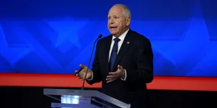 <span style='background-color: #f84b00; color: #fff; ' class='highlight text-uppercase'>FOTO</span> DEZBATERE SUA. Tim Walz folosește atacul Iranului asupra Israelului pentru a-l critica pe Trump: „Nu este ce avem nevoie acum”