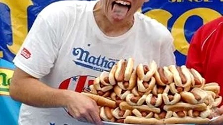 Record neobișnuit. Acesta este cel mai rapid înghițitor de hot dog din lume
