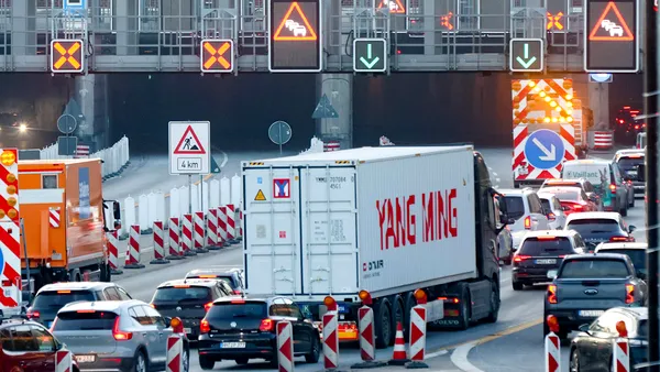 O grevă de amploare paralizează traficul din Germania. Zeci de poduri și tuneluri închise. Accesul pe Elba din Hamburg, restricționat. Ce nemulțumiri au drumarii