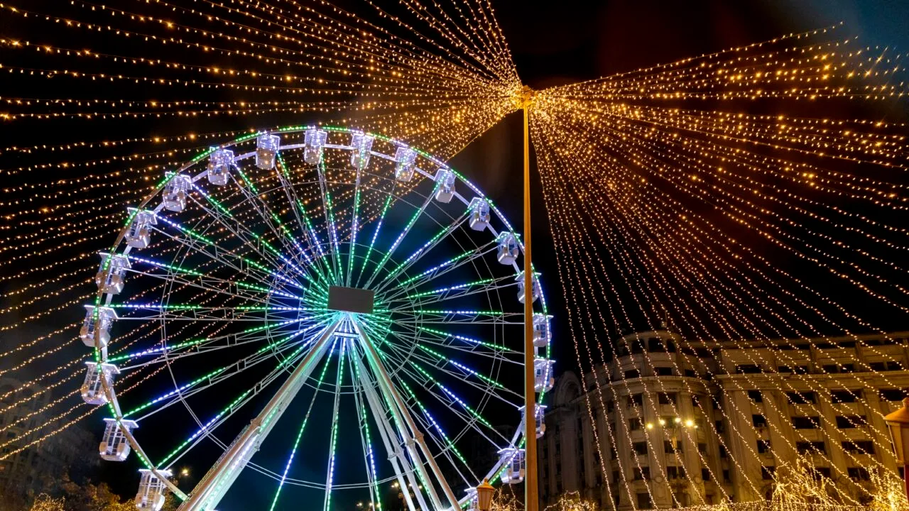 FOTO VIDEO | S-a deschis Târgul de Crăciun din București. Cum arată roata panoramică din Piața Constituției