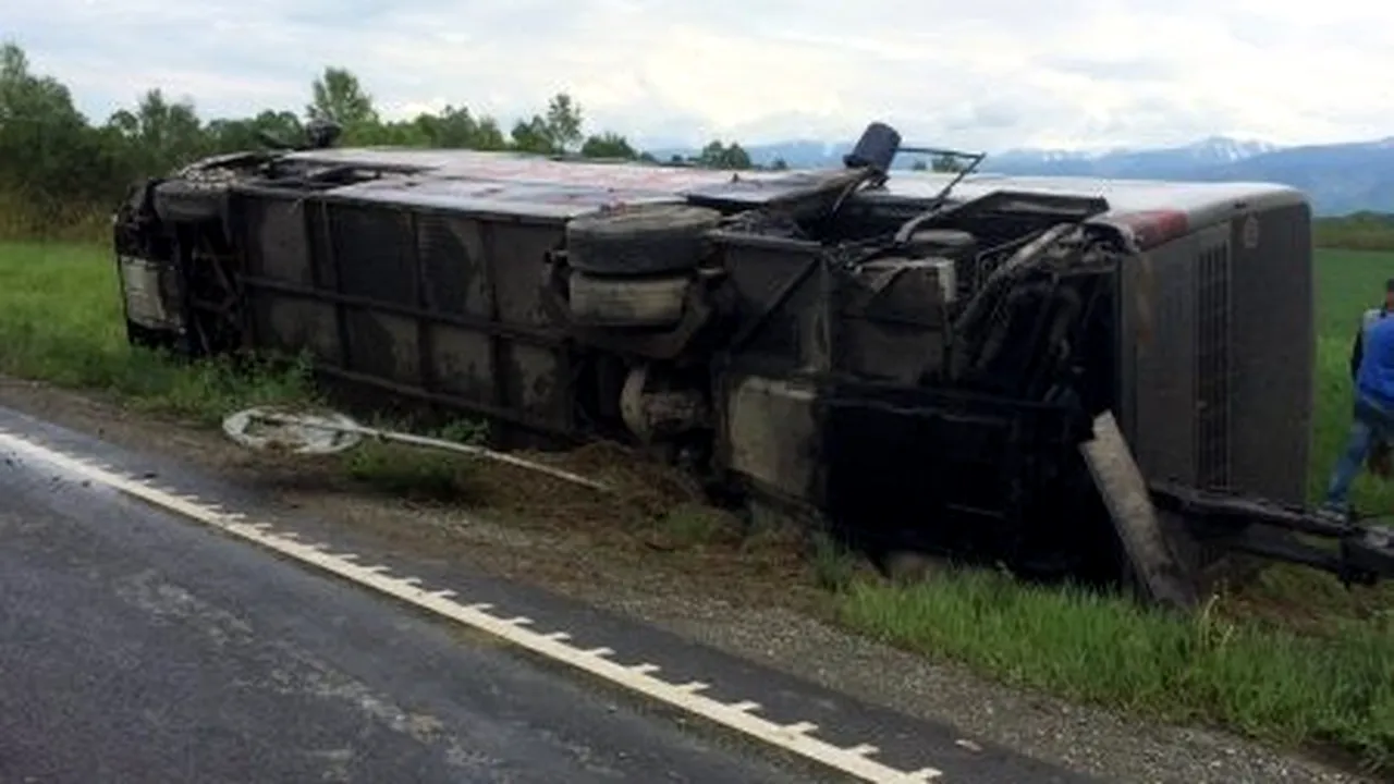 Autocar cu pasageri, lovit în plin de o autoutilitară pe DN 1: o persoană  a murit pe loc