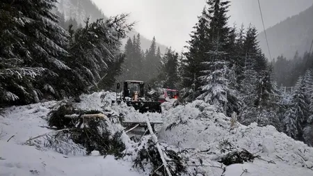 FOTO: Dosar PENAL după incidentul de la Cabana Capra, unde zeci de turiști au fost surprinși de două avalanșe