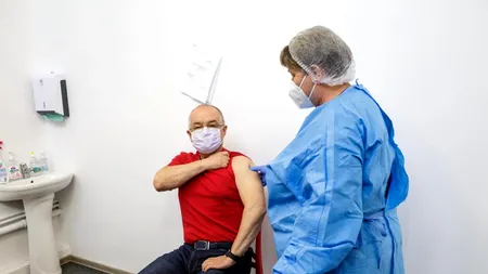 Emil Boc s-a vaccinat cu a doua doză de AstraZeneca: „Totul a evoluat normal”. Edilul a primit prima injecție din lotul cu probleme