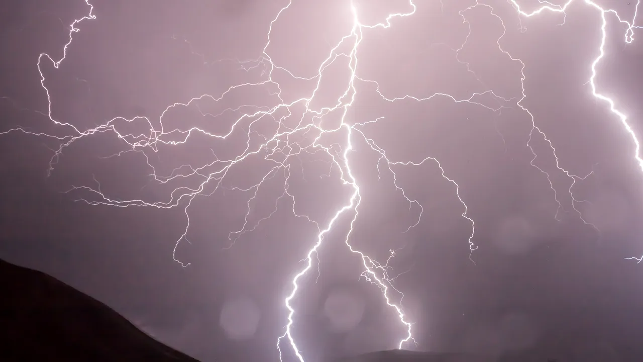 VIDEO | Imagini de necrezut: Patru jucători de fotbal au fost loviți de fulger, chiar în timpul unui meci