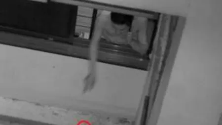 Acest bărbat aruncă mucul de țigară pe fereastră...a 34-a oară. Vecinii l-au prins „în flagrant