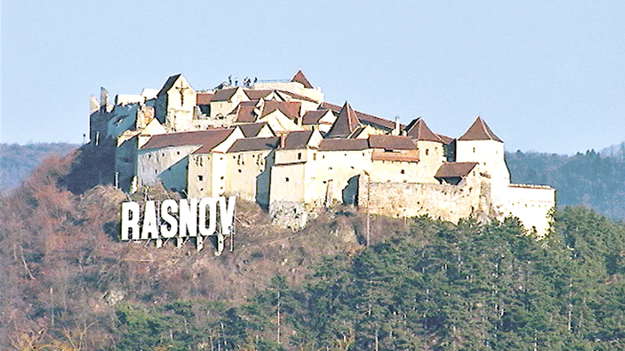 Alpinist utilitar, rănit după ce a căzut de pe Cetatea Râșnov în timp ce monta un banner