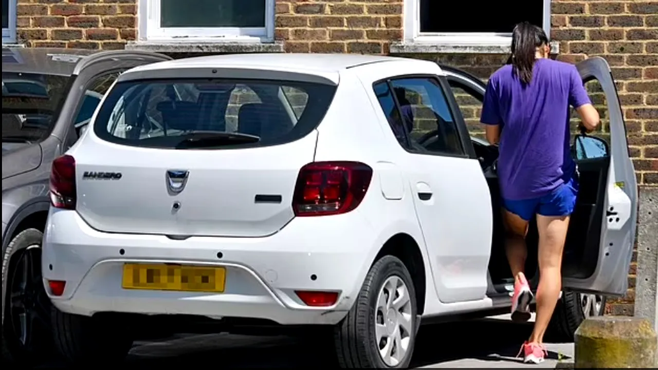 FOTO | Emma Raducanu conduce o Dacia Sandero, deși poate să își cumpere orice bolid de lux își dorește