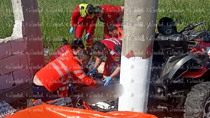 VIDEO | Accident mortal în Giurgiu. Un bărbat și fiul său de doar 9 ani au murit după ce au intrat cu un ATV într-un stâlp