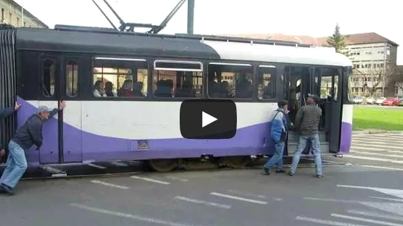 VIDEO incredibil la Timișoara: Tramvai împins de călători după ce s-a oprit pe șine din cauza unei căderi de tensiune