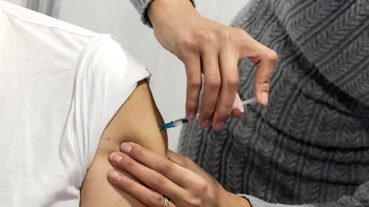 Studiu: Persoanele vaccinate anti-COVID-19 sunt mult mai puțin contagioase