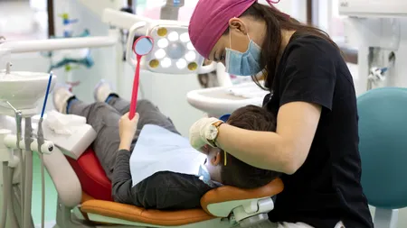 EXCLUSIV | O treime dintre părinți nu și-au dus niciodată copiii la dentist. Medic stomatolog: 