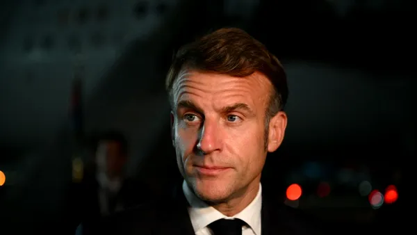 Le Monde anticipează un DEZASTRU pentru Emmanuel Macron: Președintele Franței se agață de putere