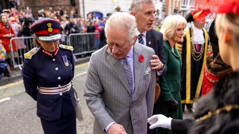 VIDEO | Un protestatar a aruncat cu ouă spre regele Charles şi regina consoartă Camilla