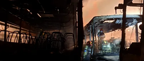 INCENDIU. Trei autobuze mistuite de flăcări în Dâmbovița. Autoritățile cred că focul a fost pus intenționat