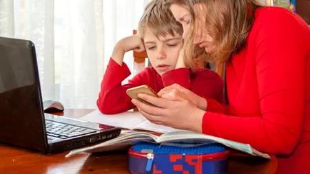 Noi prevederi pentru liberele părinților pe perioada suspendării cursurilor. O nouă categorie de angajați poate beneficia de acest drept