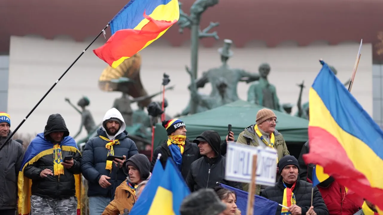 Polițistul care a participat la un miting pro Călin Georgescu, CERCETAT disciplinar. A refuzat evaluarea psihologică / I s-a retras arma din dotare