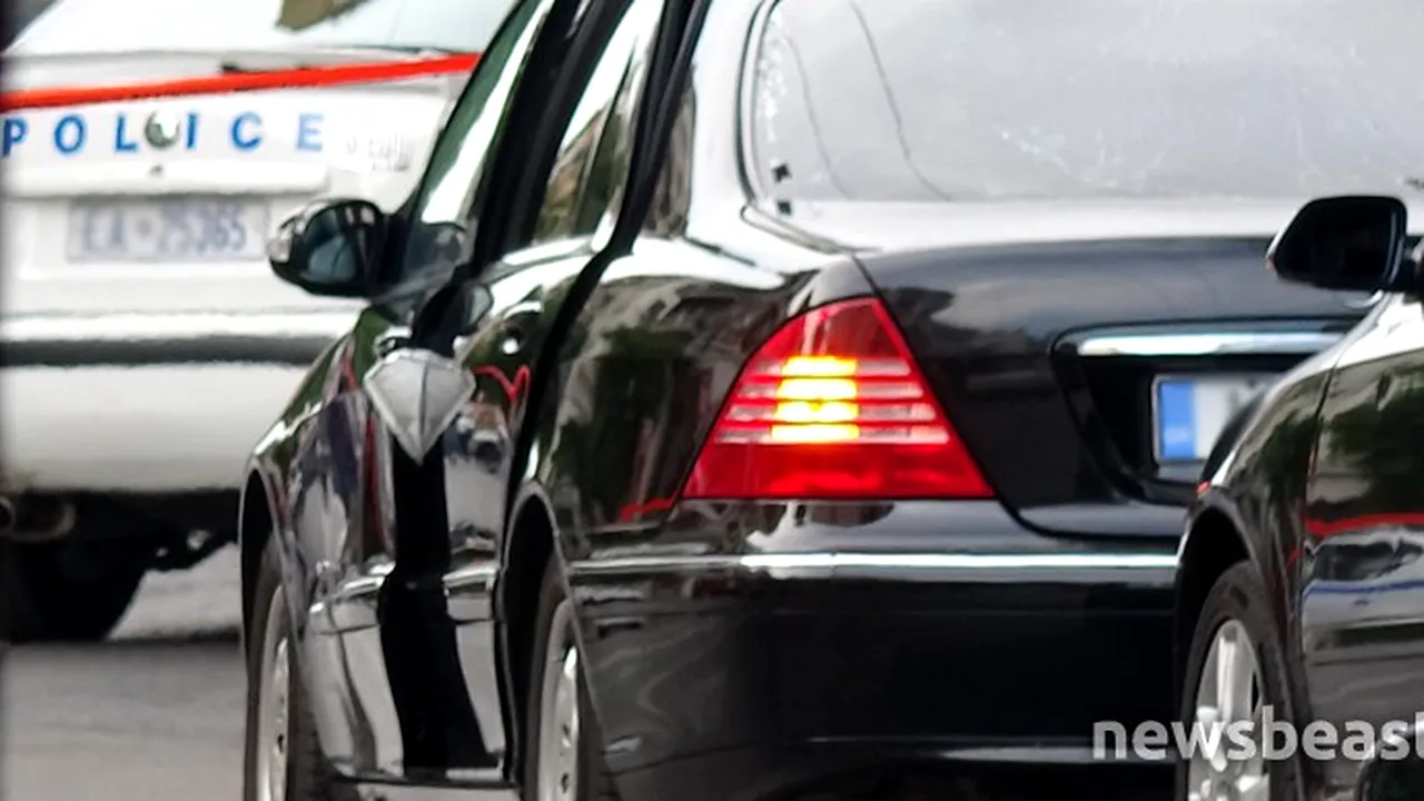 Fostul premier al Greciei, în stare gravă după ce a fost rănit într-un atac cu bombă la Atena. Lucas Papademos a deschis o scrisoare-capcană în mașină. Galerie FOTO