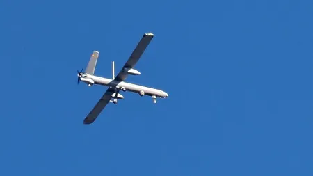 Resturile unei drone care avea atașată o parașută, descoperite într-o pădure din Argeș