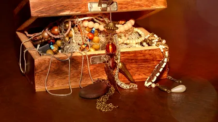 Vânătorii de comori sunt în delir! Celebrul milionar a murit fără să spună unde a ascuns un cufăr plin cu diamante