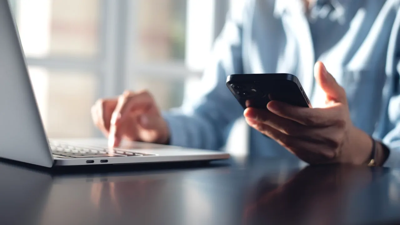 Românii nu verifică informațiile de pe internet. Sub 20% caută să vadă dacă ce citesc este adevărat. Pe ce loc suntem în clasamentul Eurostat