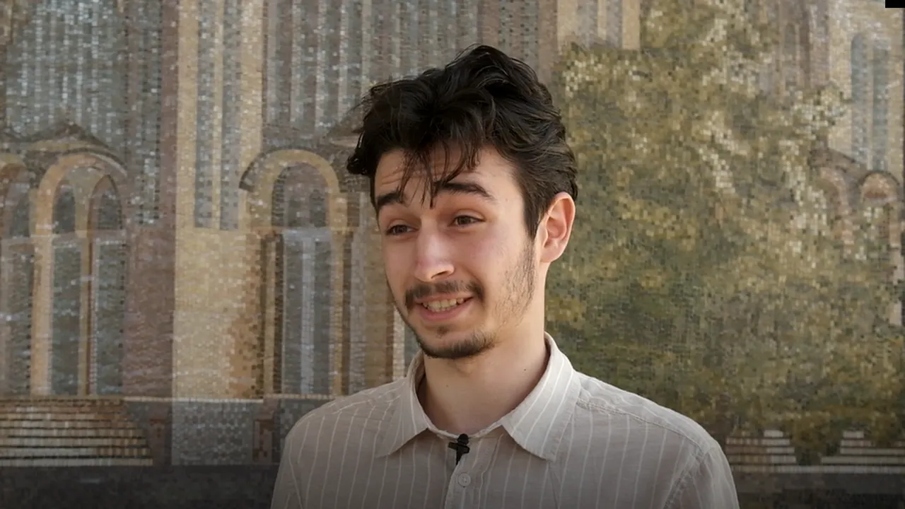 100 de povești entuziasmante ale tinerilor din Moldova. Emanuel a făcut naveta zilnic 170 de kilometri să își îndeplinească visul: să devină arhitect