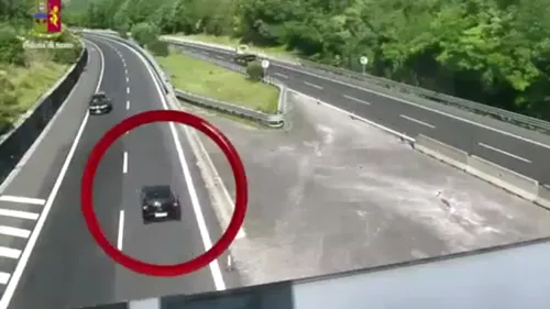 Un șofer român a șocat Italia. Ce a pățit după ce a condus 15 km pe contrasens pe o autostradă