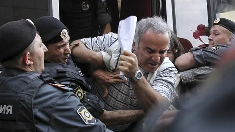 Fostul campion mondial la șah Garry Kasparov a fost ARESTAT după ce a protestat împotriva verdictului în cazul Pussy Riot. GALERIE FOTO