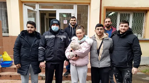 FOTO | Doi tineri îndrăgostiți din Ucraina au ajuns la Vâlcea doar cu hainele de pe ei și cu pisicul „Gabi”