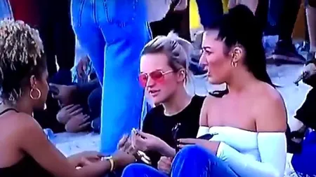 Imagini incredibile în direct la știri. Motivul pentru care polițiștii o caută pe o tânără filmată pe plajă