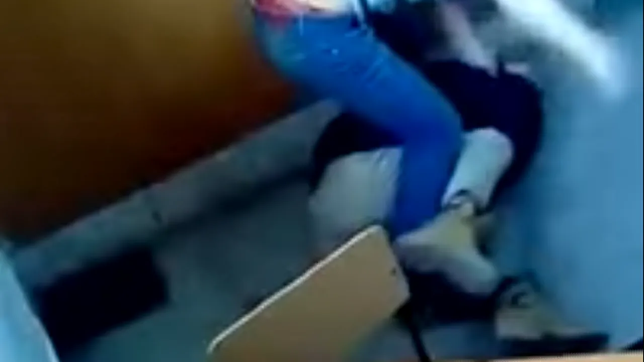 Un elev a fost bătut crunt de colegi mai mari. După ce a stat trei săptămâni în spital s-a întors la școală și a primit o nouă bătaie