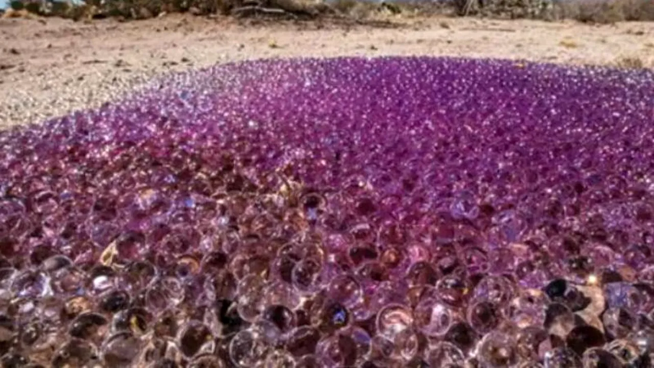 VIDEO. Apariție bizară în mijlocul deșertului. Ce au descoperit doi americani în timp ce se aflau la plimbare