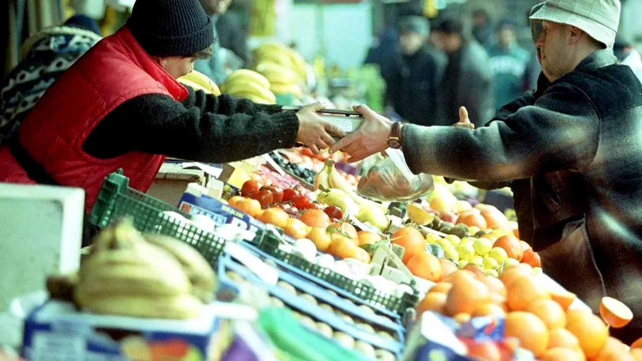 RAZIE într-o PIAȚĂ din București: Polițiștii verifică modul de păstrare și comercializare a produselor