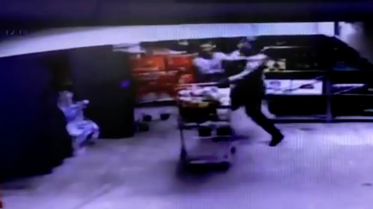 Scene șocante în Dâmbovița: Un paznic a fost bătut crunt chiar de hoțul pe care încerca să-l oprească - VIDEO