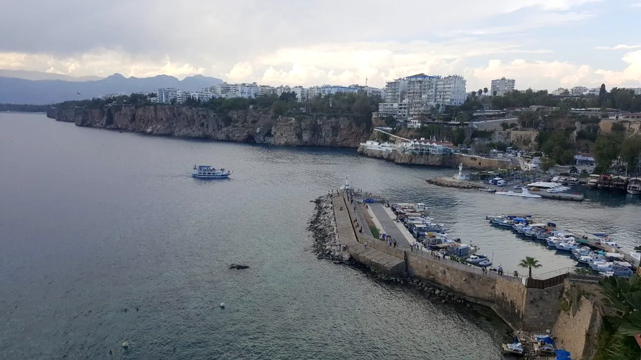 EXCLUSIV. Românii nu se tem de COVID-19 și și-au rezervat vacanțe în pandemie de Crăciun și Revelion! Cum și-au adaptat agențiile și hotelierii ofertele și care sunt cele mai inedite destinații