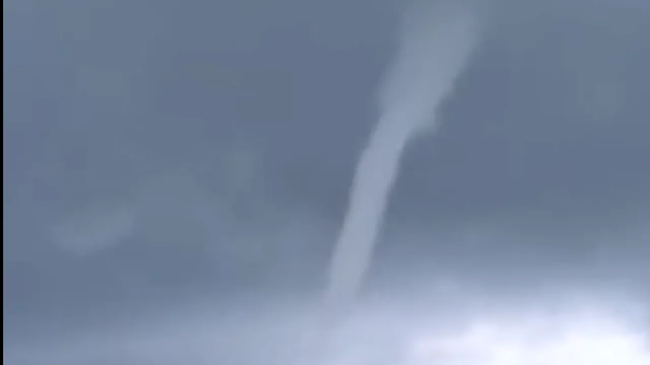 VIDEO | Fenomene meteo extreme în România. Localnicii din Babadag au filmat două „tornade”