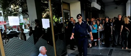 Un om de afaceri din Australia merge în Grecia, pentru a-l ajuta pe bătrânul fotografiat în timp ce plângea în fața unei bănci. Legătura incredibilă dintre cei doi