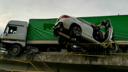Accident grav pe Valea Oltului între o mașină și un tir. Două persoane rănite