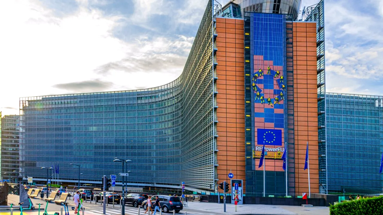 ROMÂNIA, vizată de proceduri ale Comisiei Europene din cauza întârzierilor în aplicarea directivelor UE