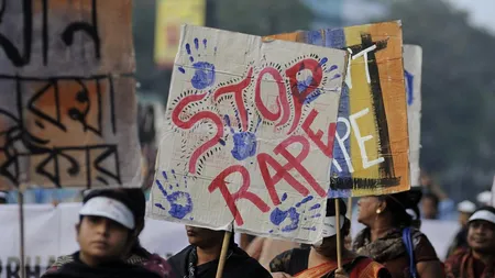 Revoltă în India după ce o tânără a fost violată de patru bărbați și a murit două săptămâni mai târziu