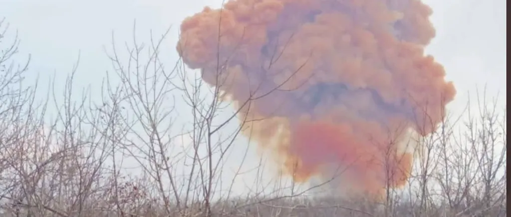 FOTO | Trupele ruse au lovit un rezervor de acid azotic în orașul Rubijne, din regiunea Lugansk. Locuitorilor li s-a cerut să-și pregătească măștile de gaze