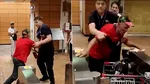 Un bărbat a fost filmat în timp ce se ia la bătaie cu paznicii şi sparge turnicheţii la stația de metrou Grigorescu. De la ce ar fi pornit scandalul
