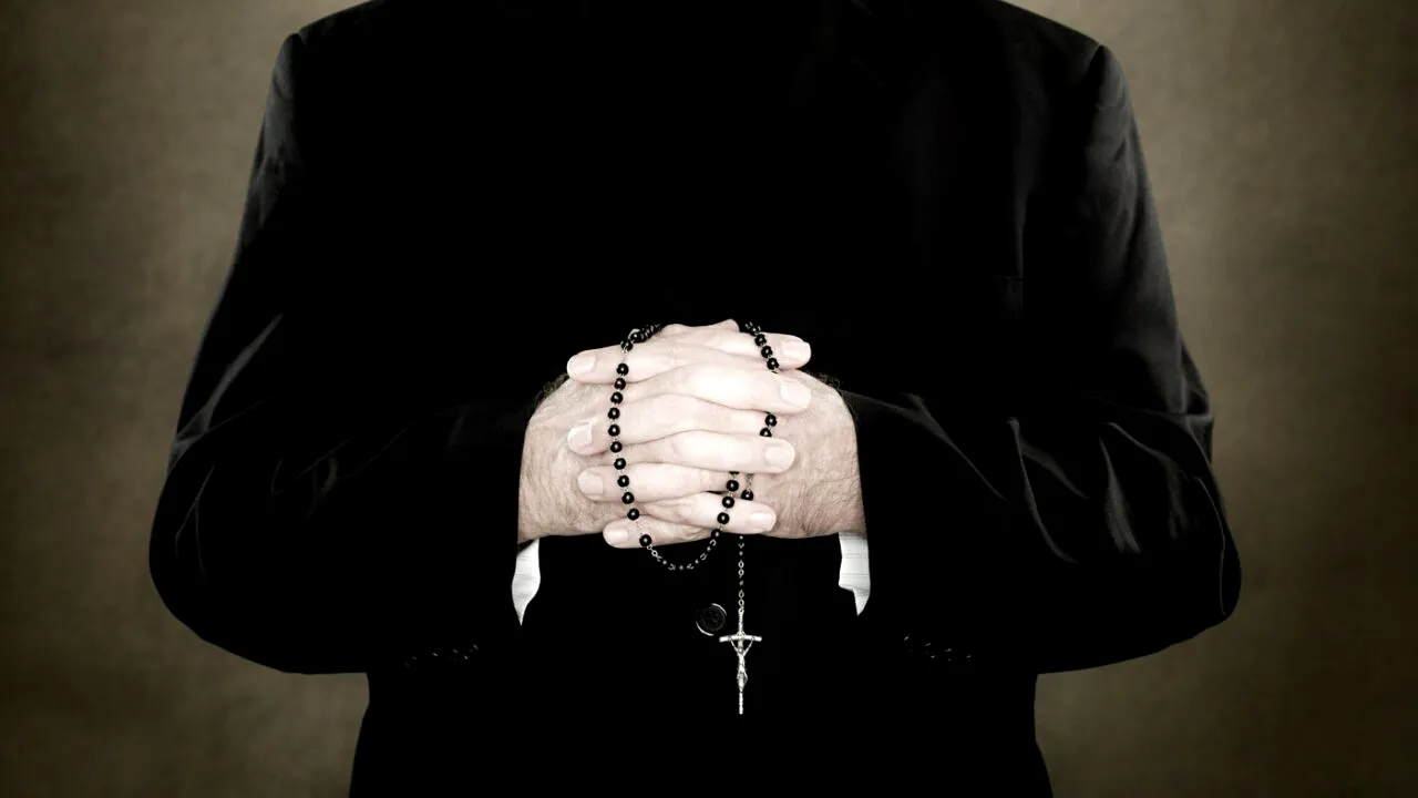 LOVITURĂ pentru preoți și călugări: Fără asigurare medicală din septembrie