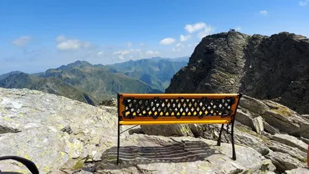 O bancă amplasată la peste 2.500 de metri, în Munții Făgăraș, a împărțit opinia publică în două. Pro sau contra?