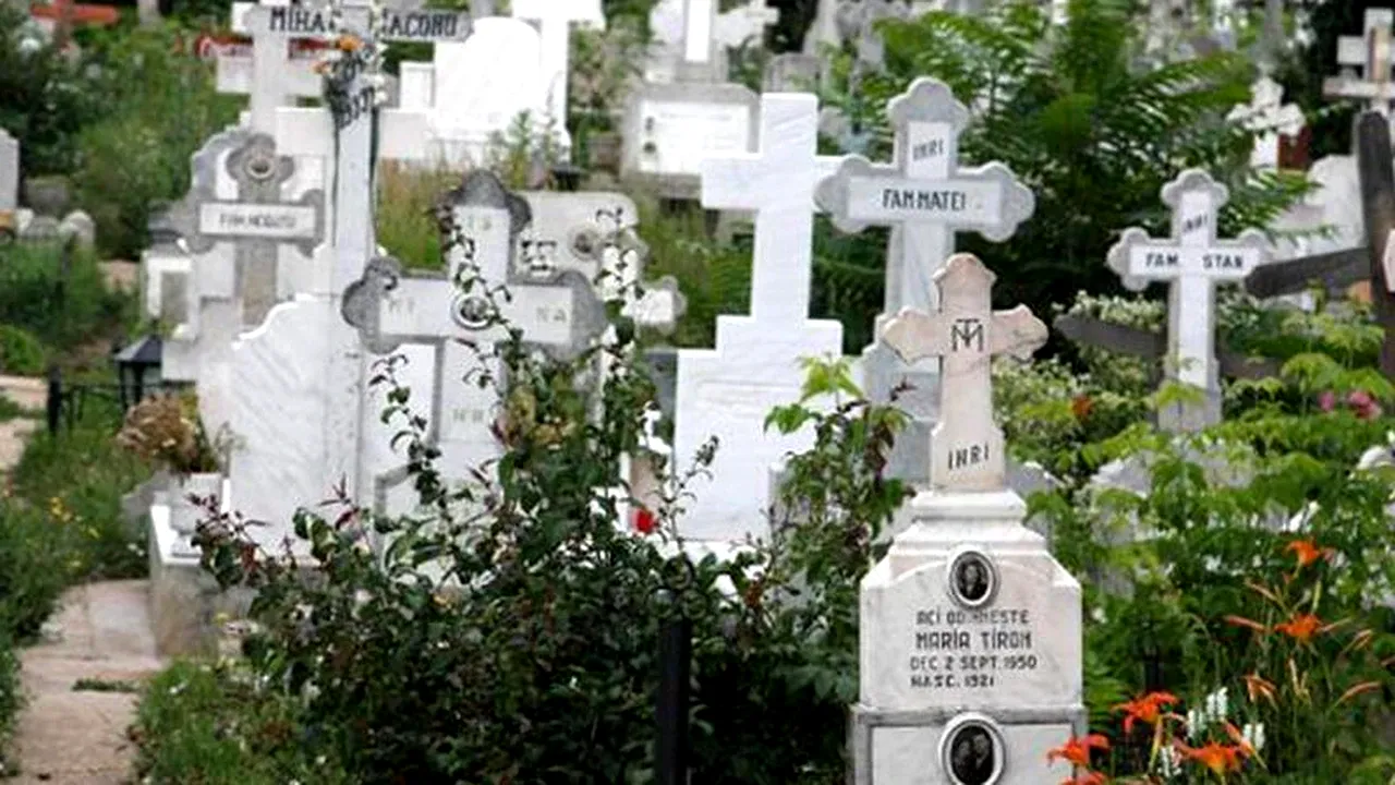 Orașul din România în care 500 de morminte ar putea fi MUTATE din cimitir, după ce instanța a decis că extinderea s-a realizat ilegal  