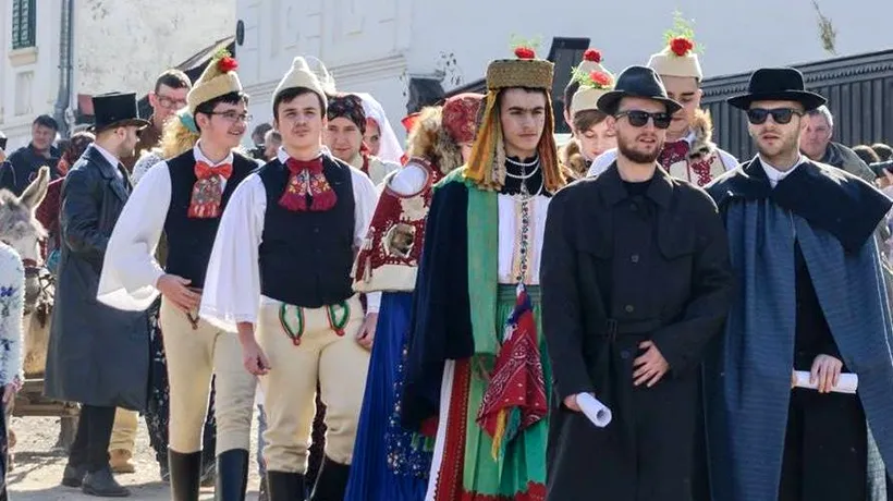 ÎNMORMÂNTAREA IERNII, carnaval într-un sat din Alba. Tradiție de peste 300 de ani cu SICRIU, personaje și MĂȘTI