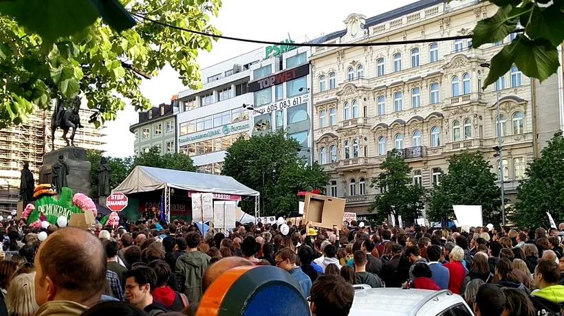 Zeci de mii de persoane au protestat în Cehia împotriva președintelui și a ministrului de Finanțe