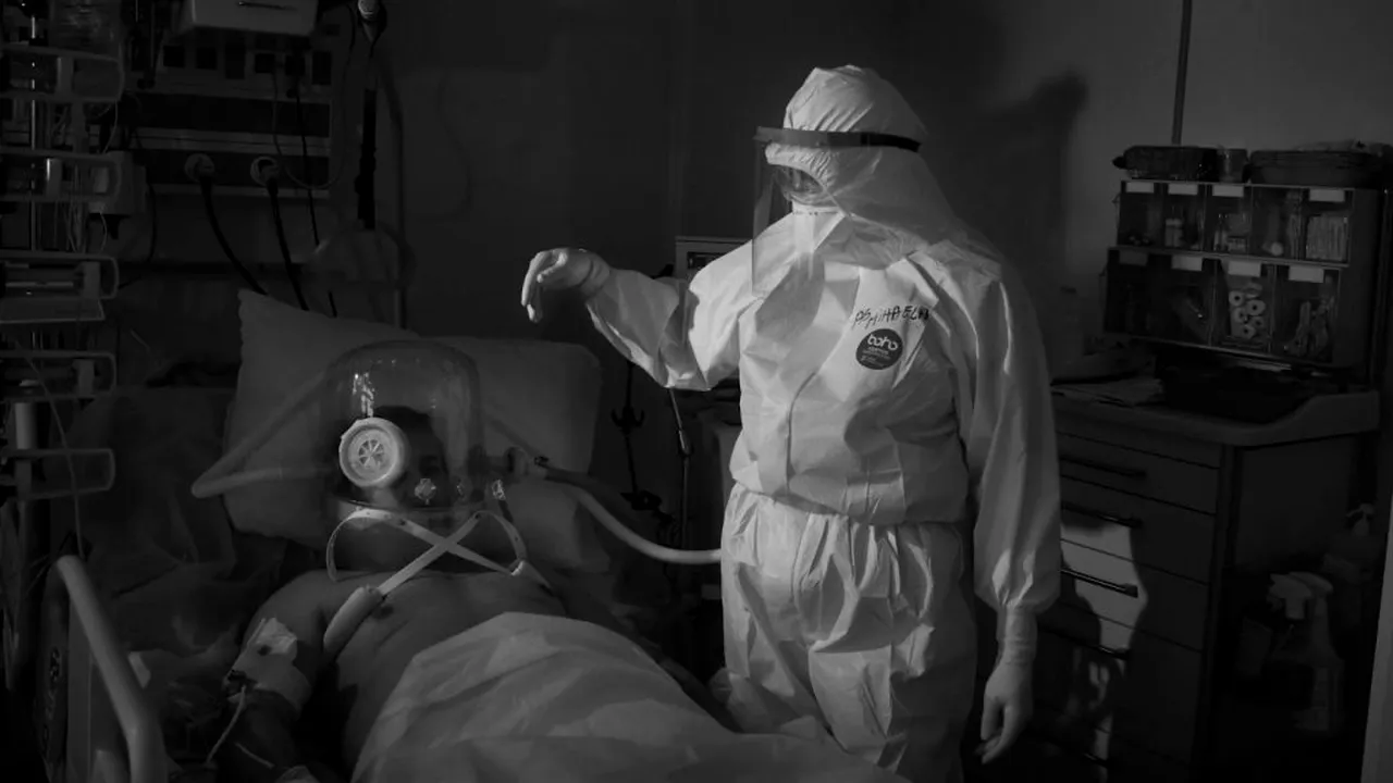 Imagini cutremurătoare din secțiile de ATI, proiectate în Piața Enescu din București FOTO/VIDEO