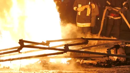 Mașină de lux, distrusă complet de flăcări pe A1. Șoferul și soția sa au reușit să se salveze