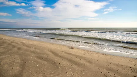 Toamna încă este BLÂNDĂ la malul mării. Deși șezlongurile și umbrelele au cam dispărut, iar hotelurile s-au închis, încă vin turiști în număr mare