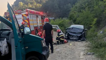 Grav accident rutier produs între un autoturism și o autospecială a Poliției de Frontieră, în Mehedinți. Doi oameni au MURIT și doi au fost răniți